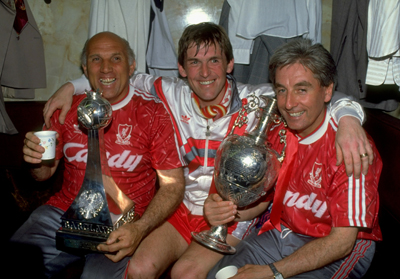 Kenny_Daglish_with_League_Trophy_1990