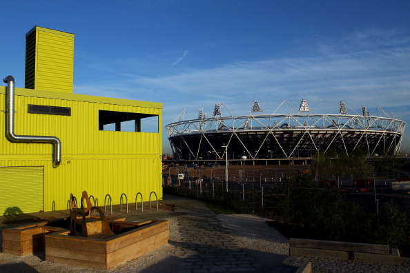 Olympic_Stadium_with_viewing_tube_April_6_2011