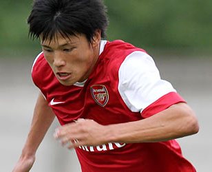 Ryo_Miyaichi_in_Arsenal_shirt