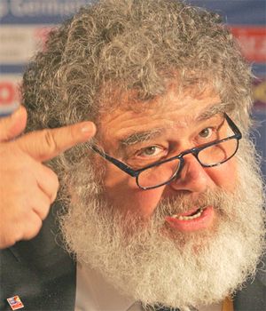 Chuck_Blazer_pointing_at_his_head