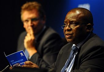 Petrus_Damaseb_at_FIFA_press_conference_Zurich_May_29_2011