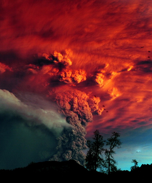 cloud_of_ash_billowing_from_Puyehue_15-06-11