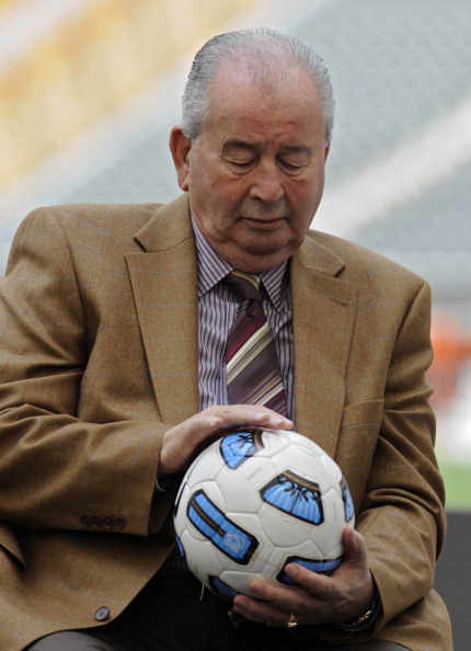 Julio_Grondona_with_football