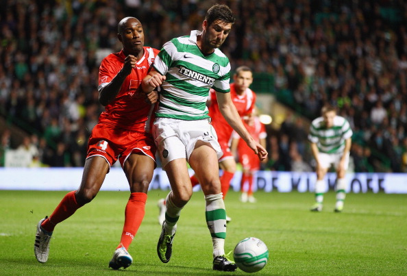 Joe_Ledley_of_Celtic_is_tackled_by_Jose_Gongalves_06-09-11