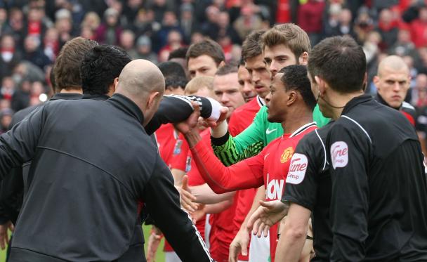 Luis Suarez_refuses_to_shake_Patrice_Evras_hand