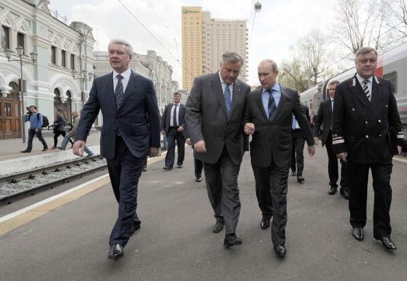 Vladimir Putin_at_the_Rizhsky_railway_terminal_