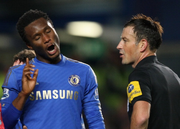 Jon Obi_Mikel_of_Chelsea_complains_to_referee_Mark_Clattenburg