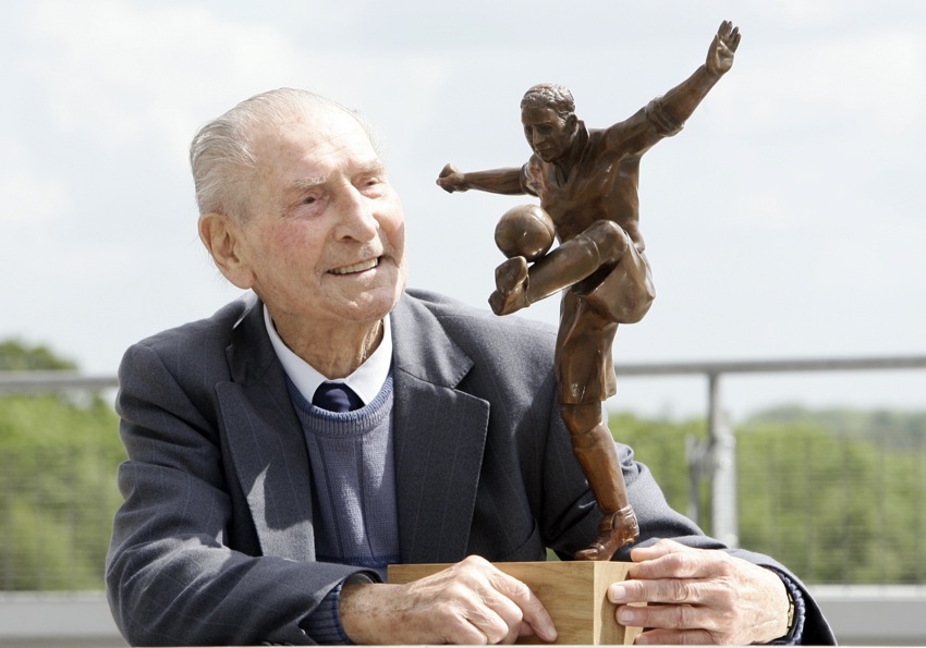 Ivor Powell_with_statue_of_himself