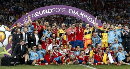 Spain celebrate_winning_Euro_2012