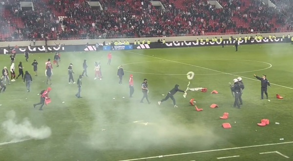 Los fanáticos del Olympiacos chocan con la policía después de la derrota ante el AEK acaba con las esperanzas de título