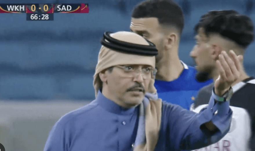Jeque qatarí irrumpe en el campo para protestar por penalti en el derbi de la liga de Qatar